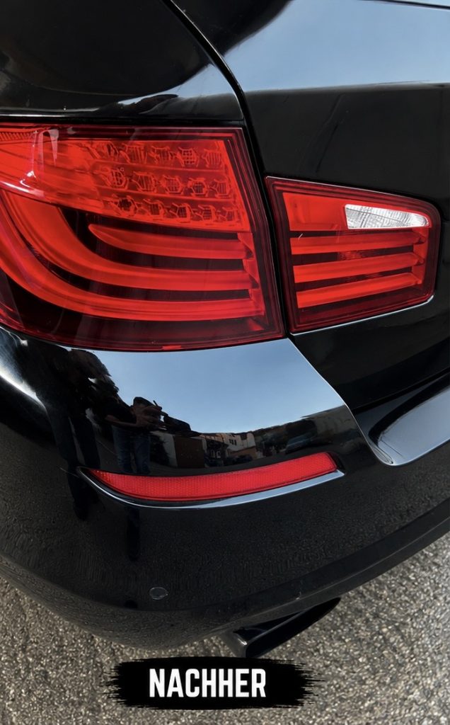 Rücklicht eines schwarzen Autos
