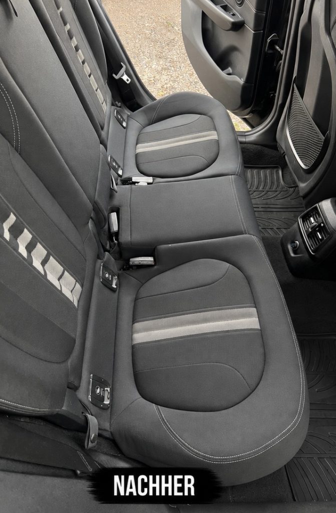 Schwarze Rücksitze im Auto