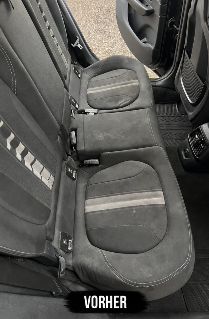 Verschmutzte Rücksitze im Auto